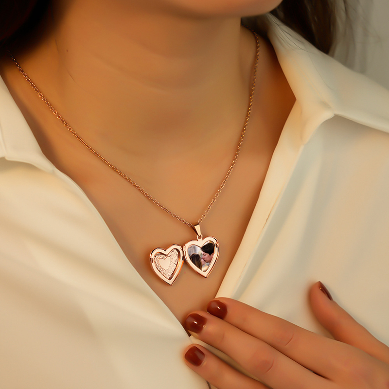 Personalized Locket Necklace C - đánh giá và giá Heart Locket Necklace Photo