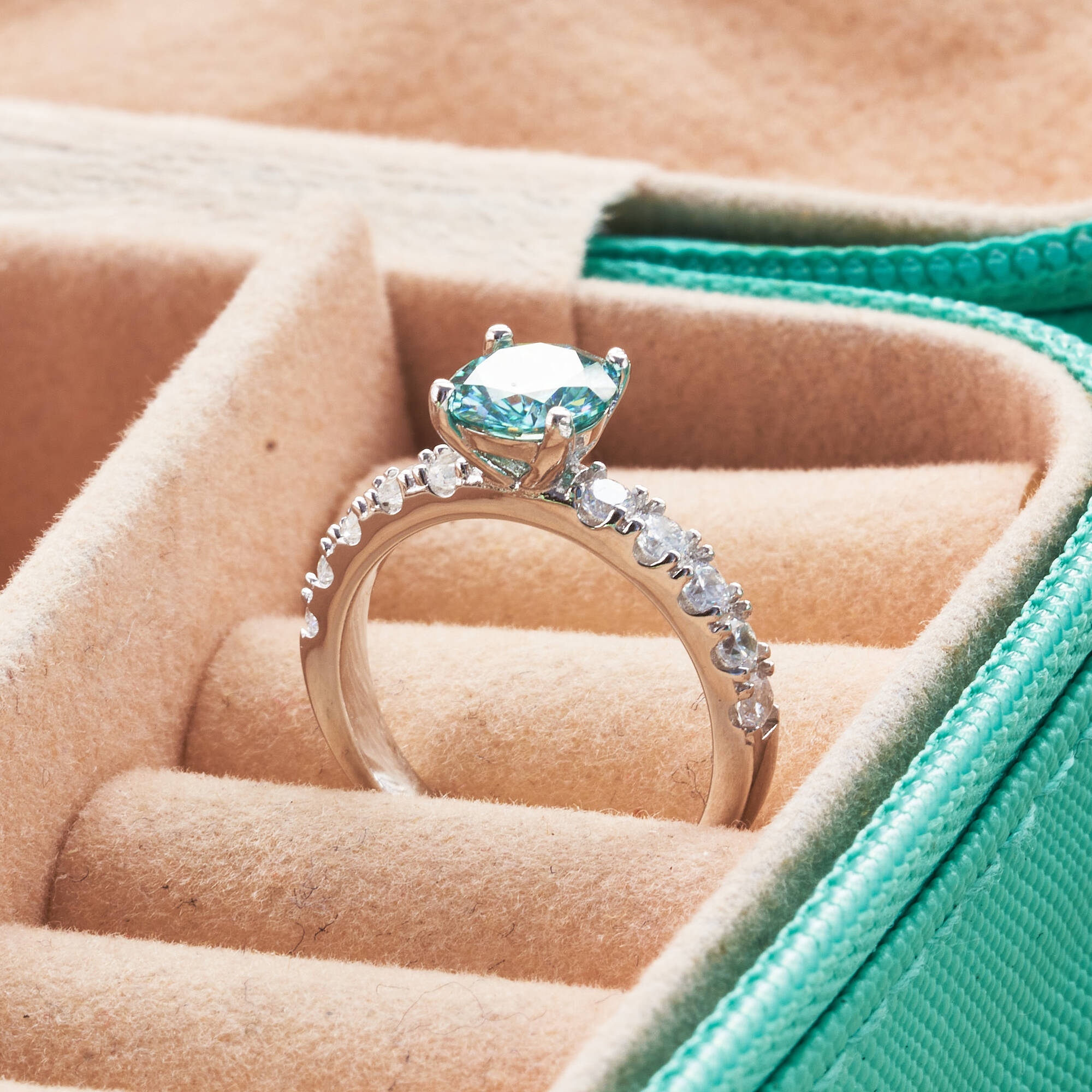 Classic 1 Carat Blue Color Moi - đánh giá và giá Moissanite Engagement Ring 1 Carat