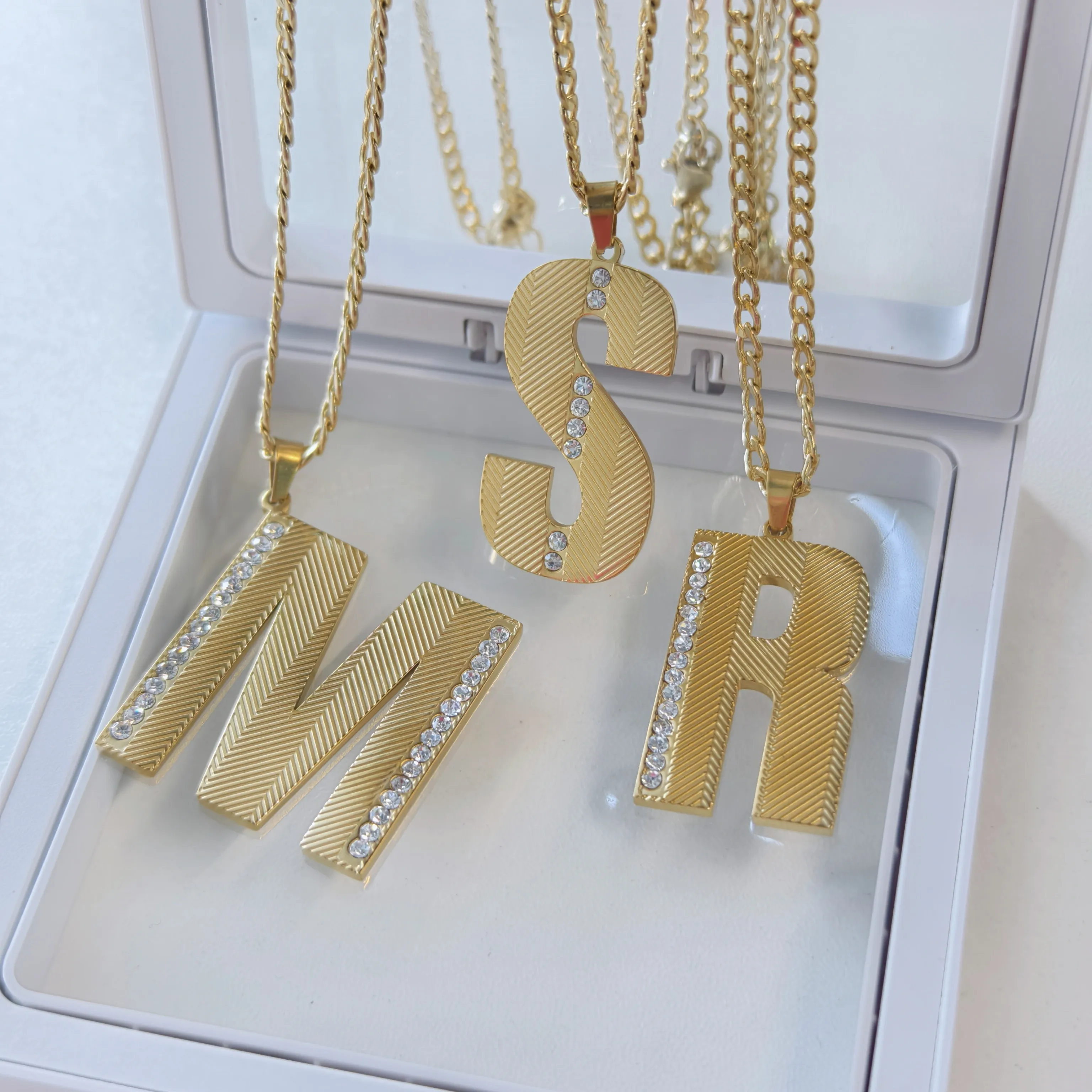 18K GOLD VERMEIL TEXTURE INITI - đánh giá và giá Initial Letter Necklace 18K Gold